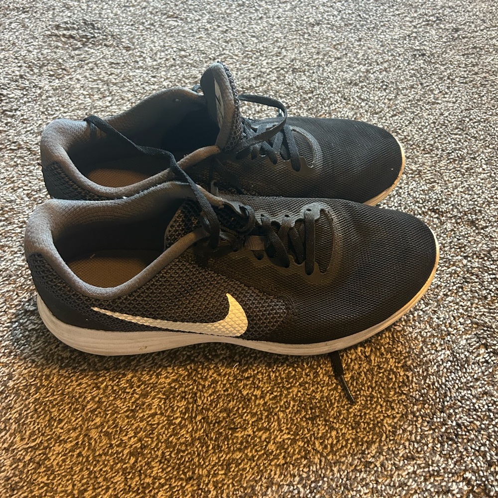 Nike Women’s Black and White Athletic Shoes Size 10 EUC